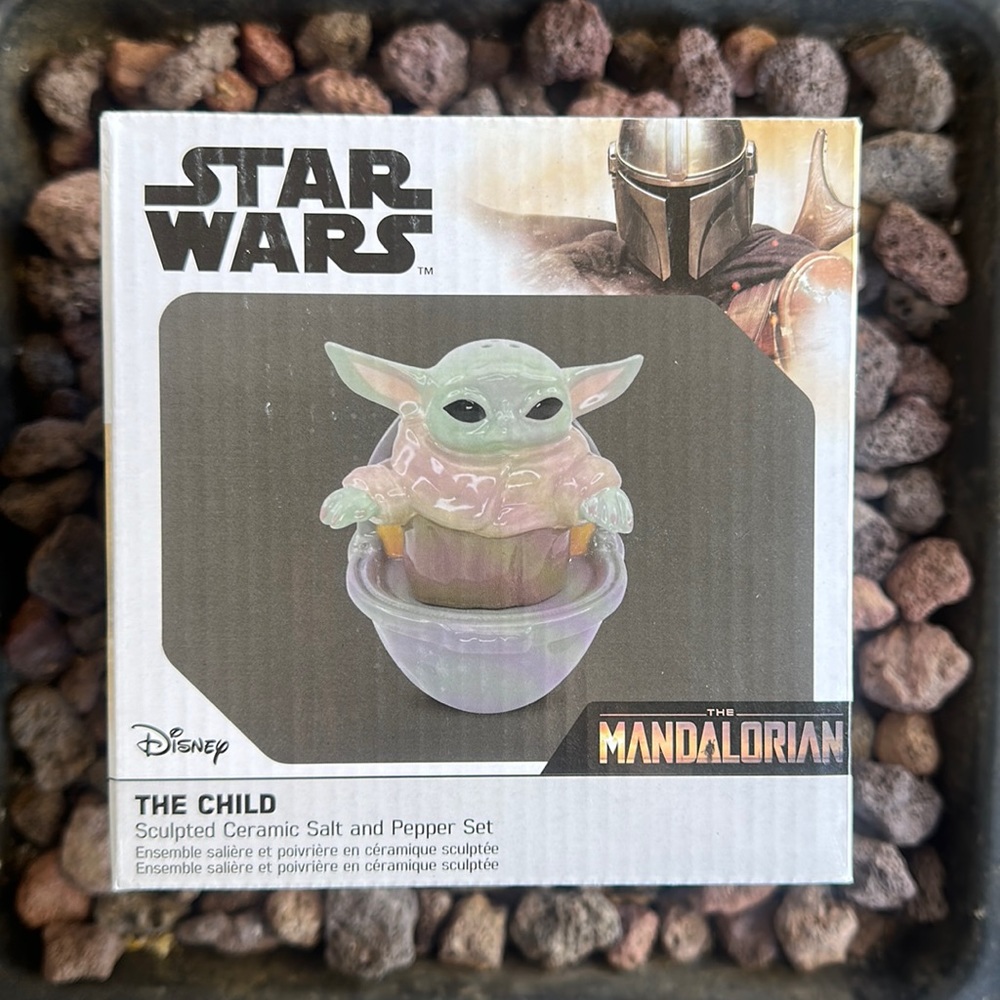 New in Box! Disney Star Wars sculpted Ceramic Salt and Pepper Shaker!